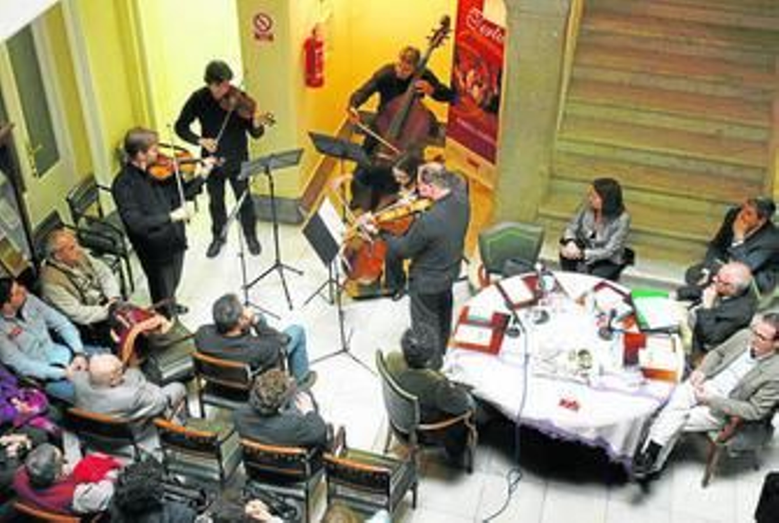 El patio de la actual sede del Rectorado acogió esta iniciativa universitaria, que comenzó con un concierto del Quinteto Hispano Ruso.