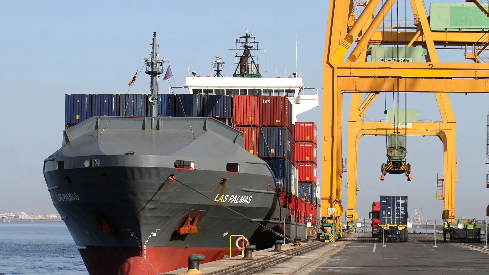 Tráfico de contenedores en el Puerto de Huelva.