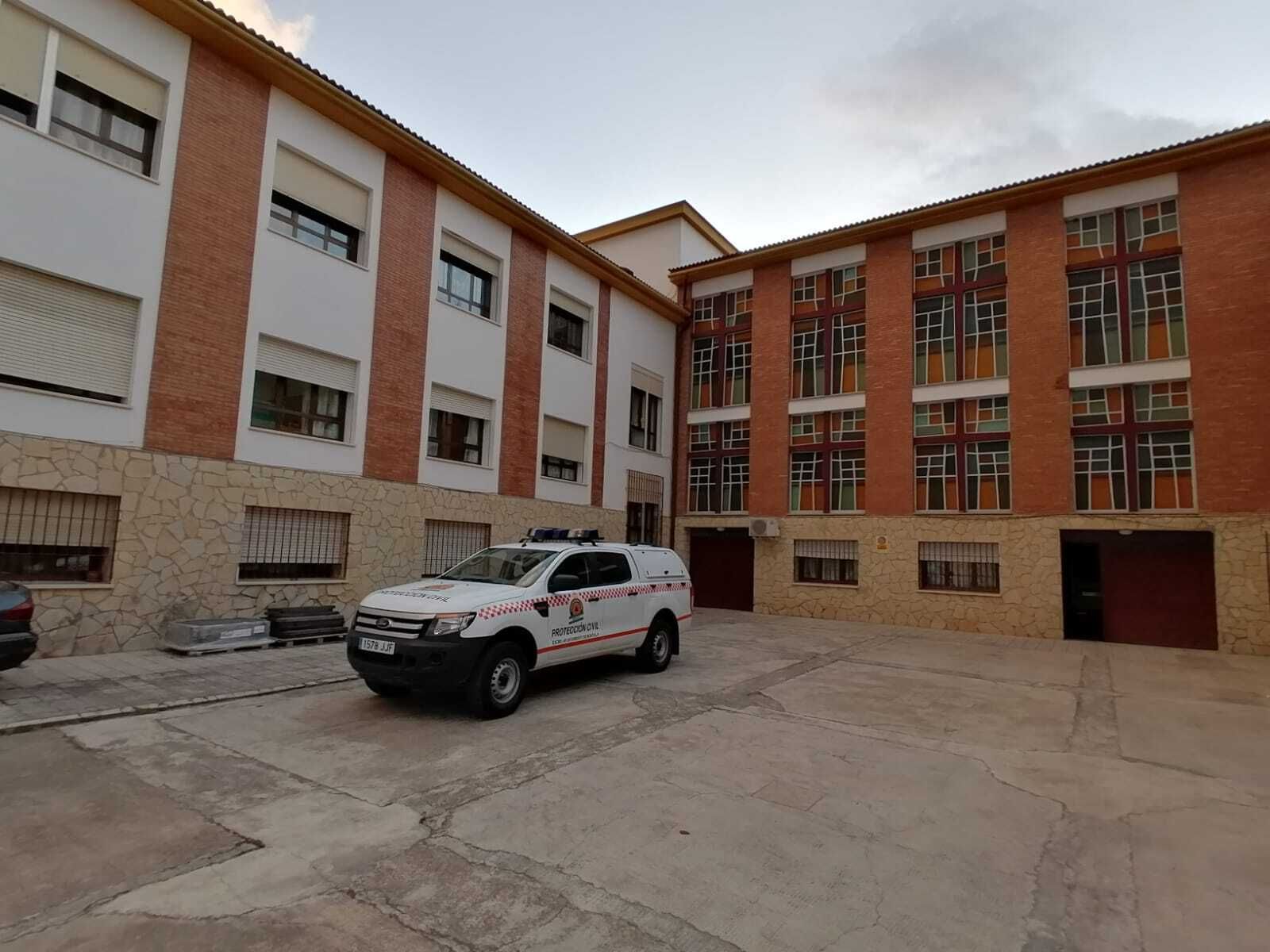 Un coche de Protección Civil, en el hogar San Rafael de Montilla.