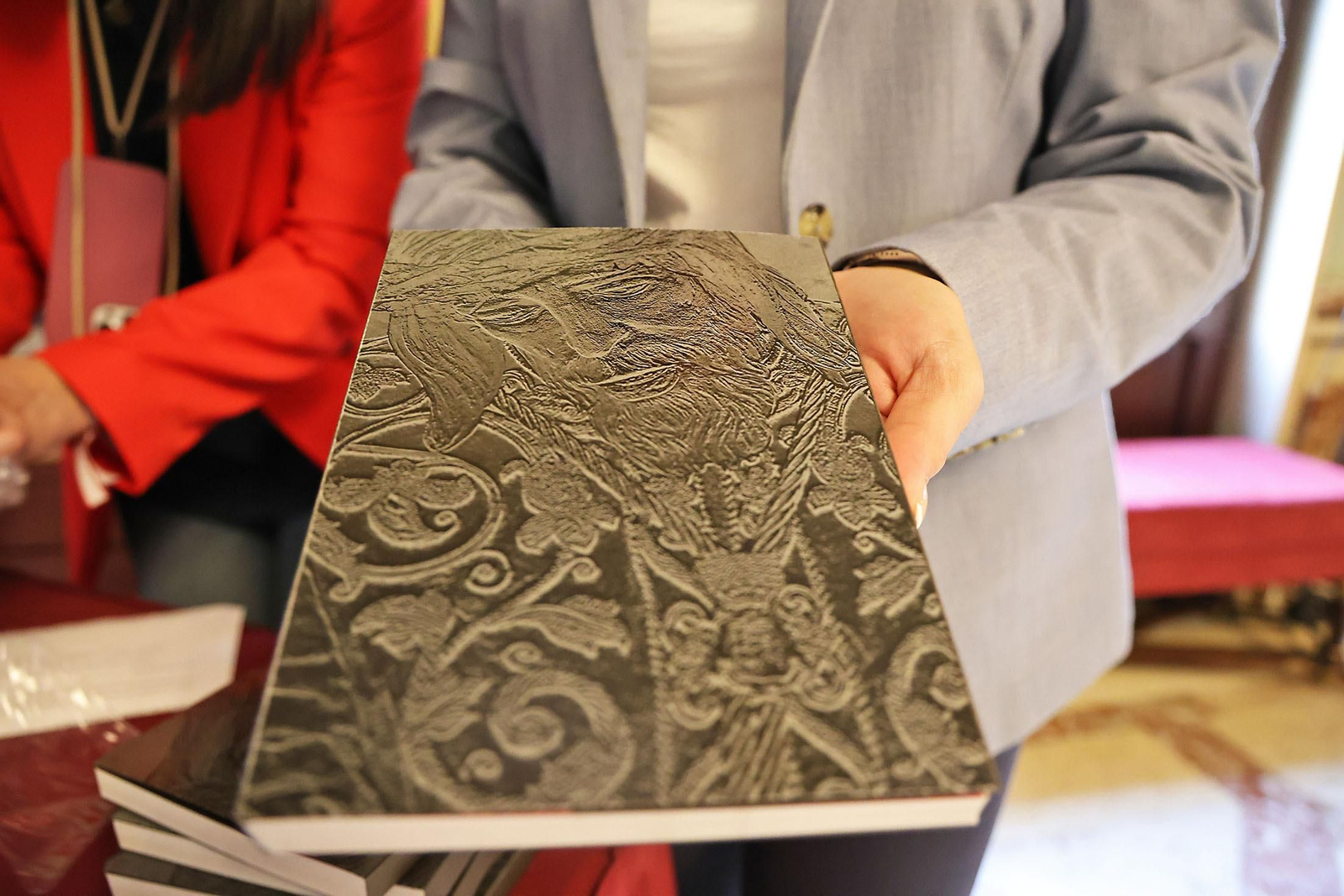 Imágenes de la presentación de la Guía de la Semana Santa de Huelva 2024