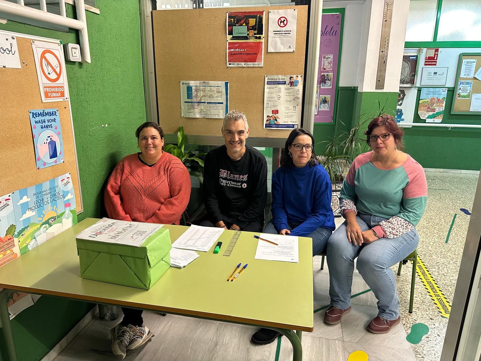 Mesa electoral del CEIP Rafael Alberti de Almería capital.