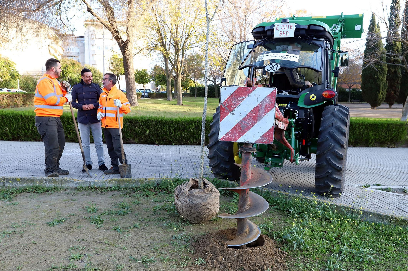 José Antonio Díaz conversa con dos operarios de Medio Ambiente.