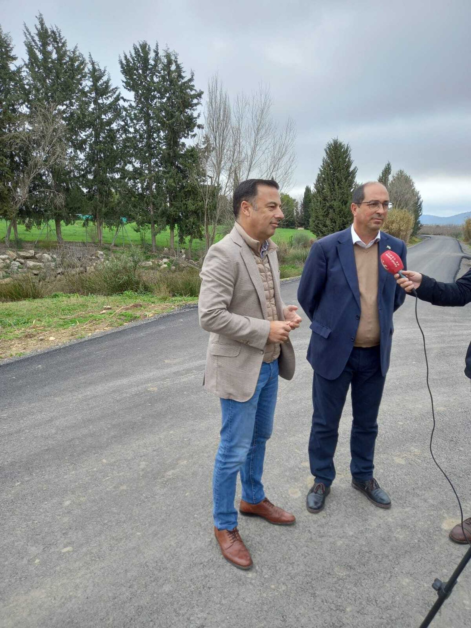 Los responsables políticos, visitando la zona.