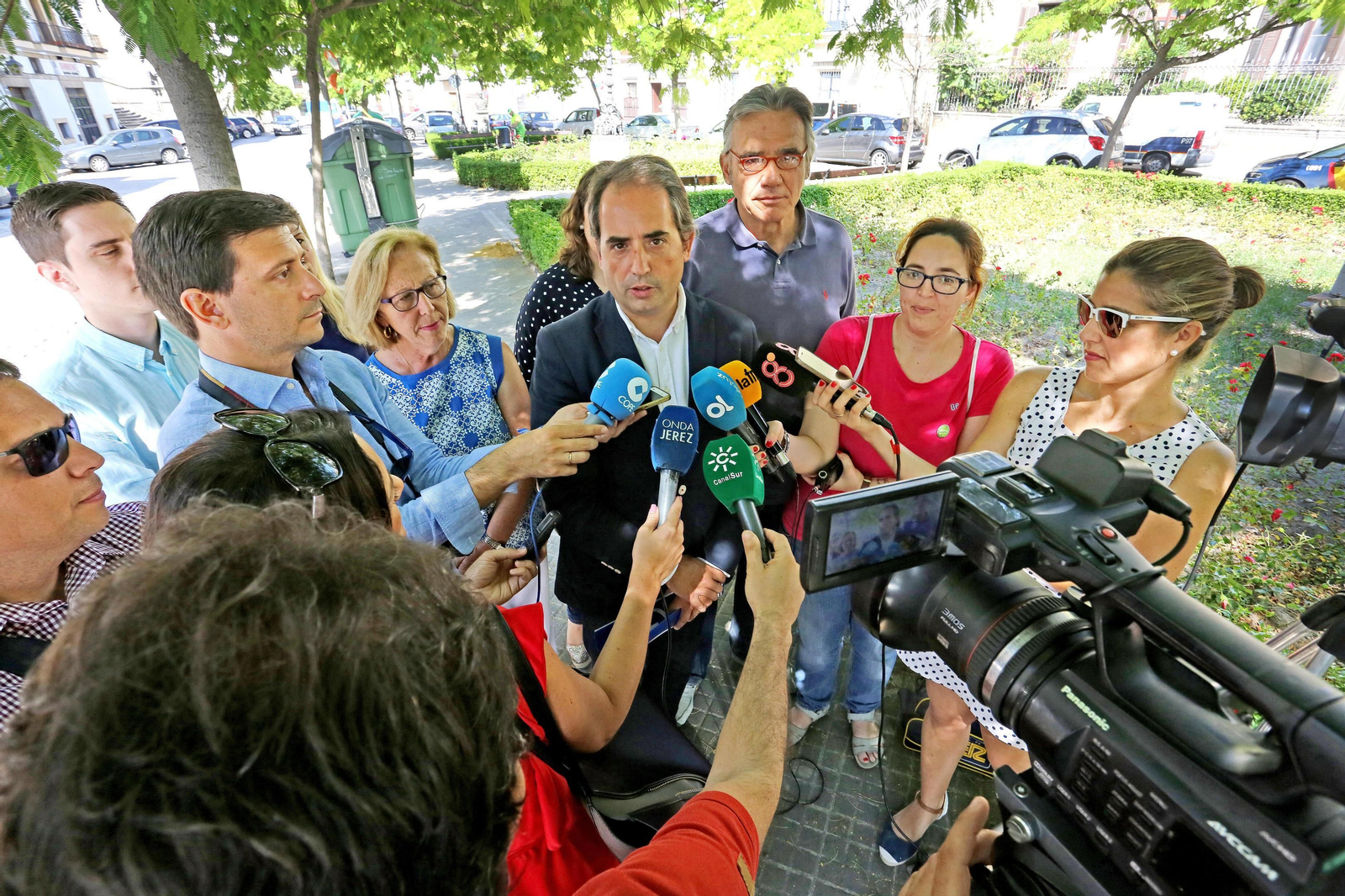 Antonio Saldaña, ayer atendiendo a los medios de comunicación en la plaza del Arroyo.