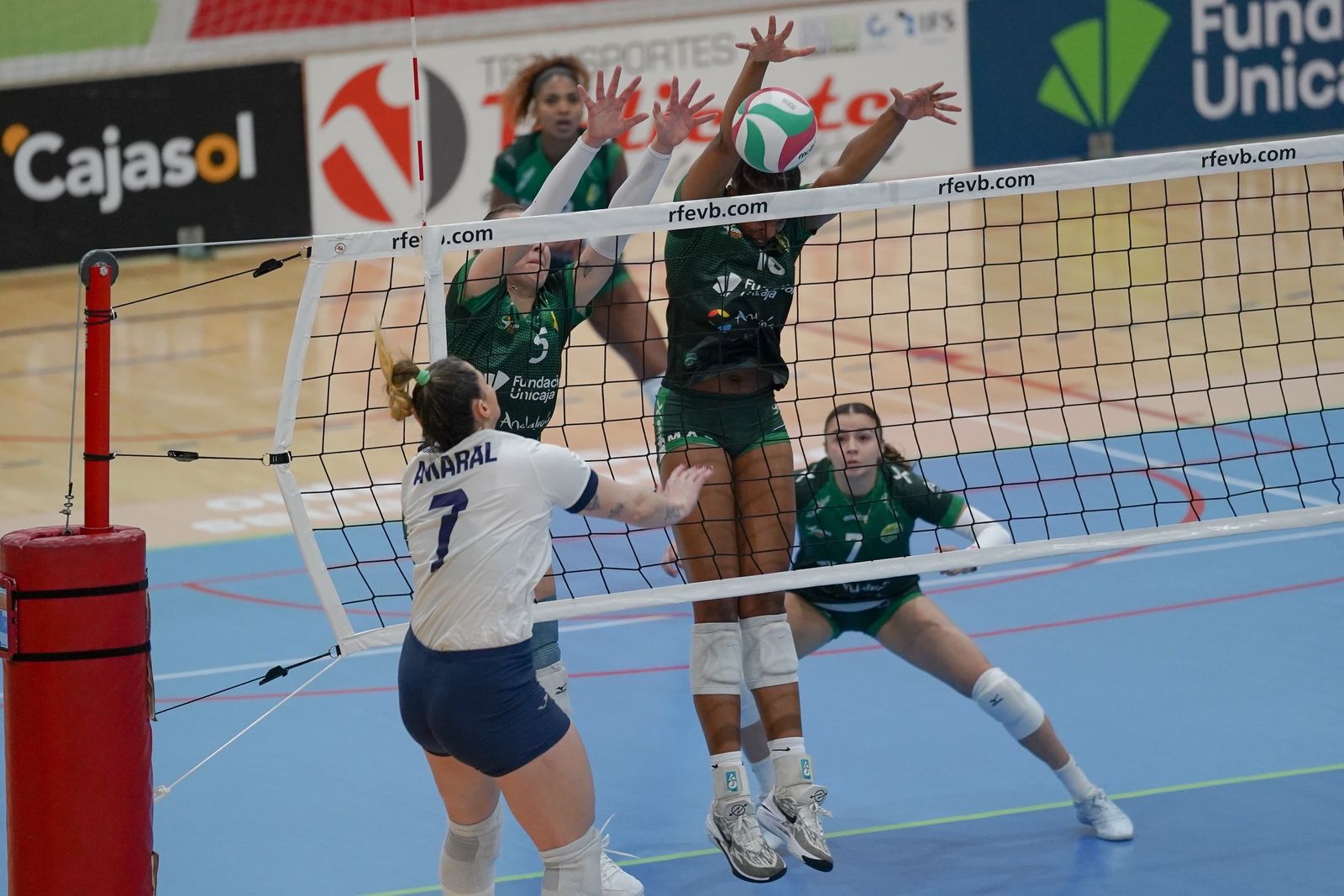 La defensa nazarena coloca el bloqueo al tiro de Amaral.