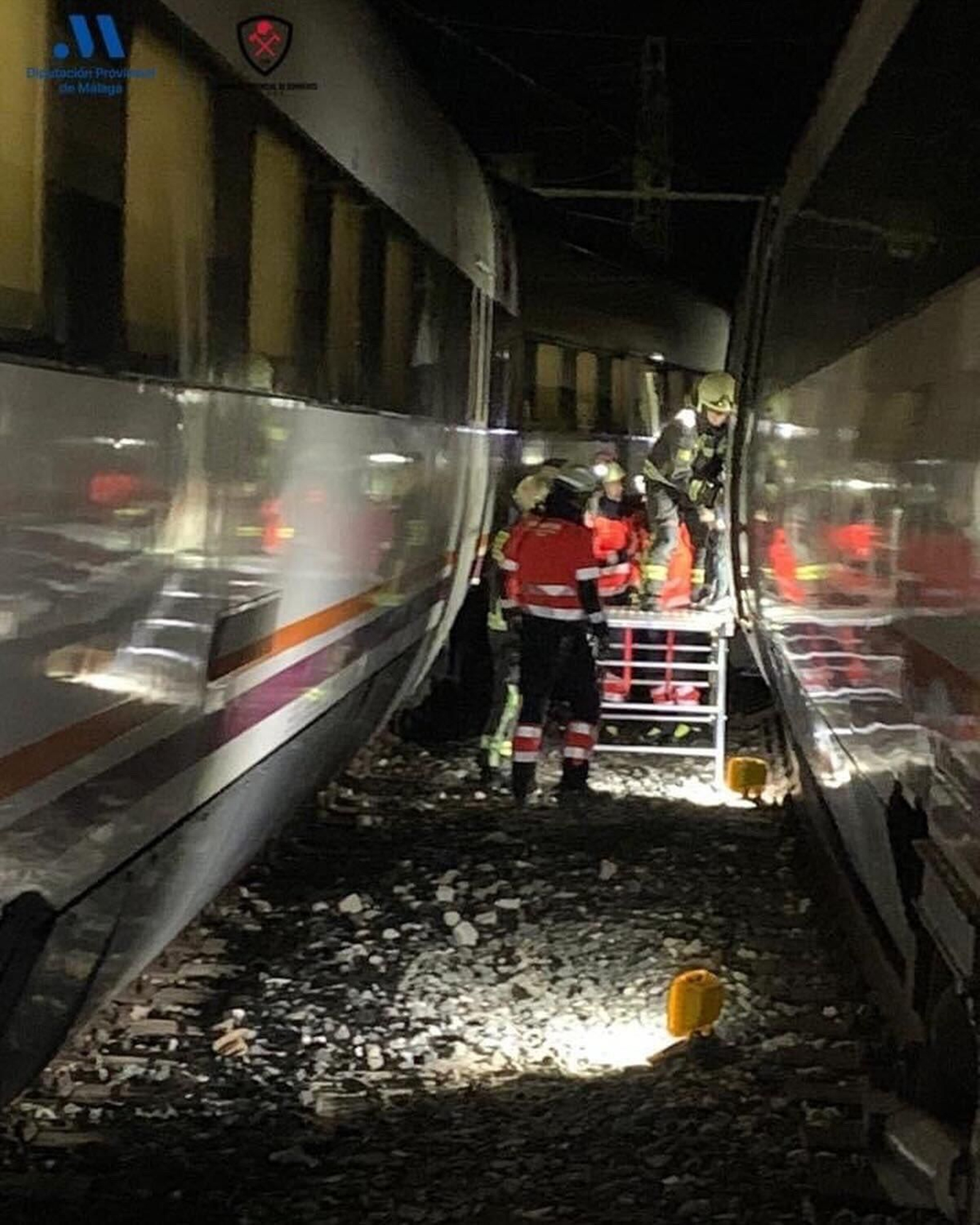 Bomberos desalojan a usuarios de los trenes