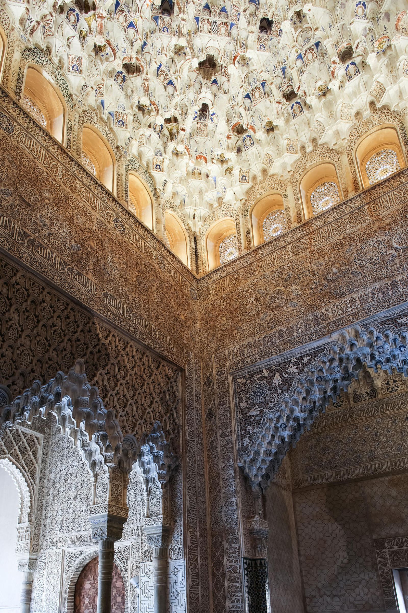Vista de parte de la Sala de los Reyes de la Alhambra.