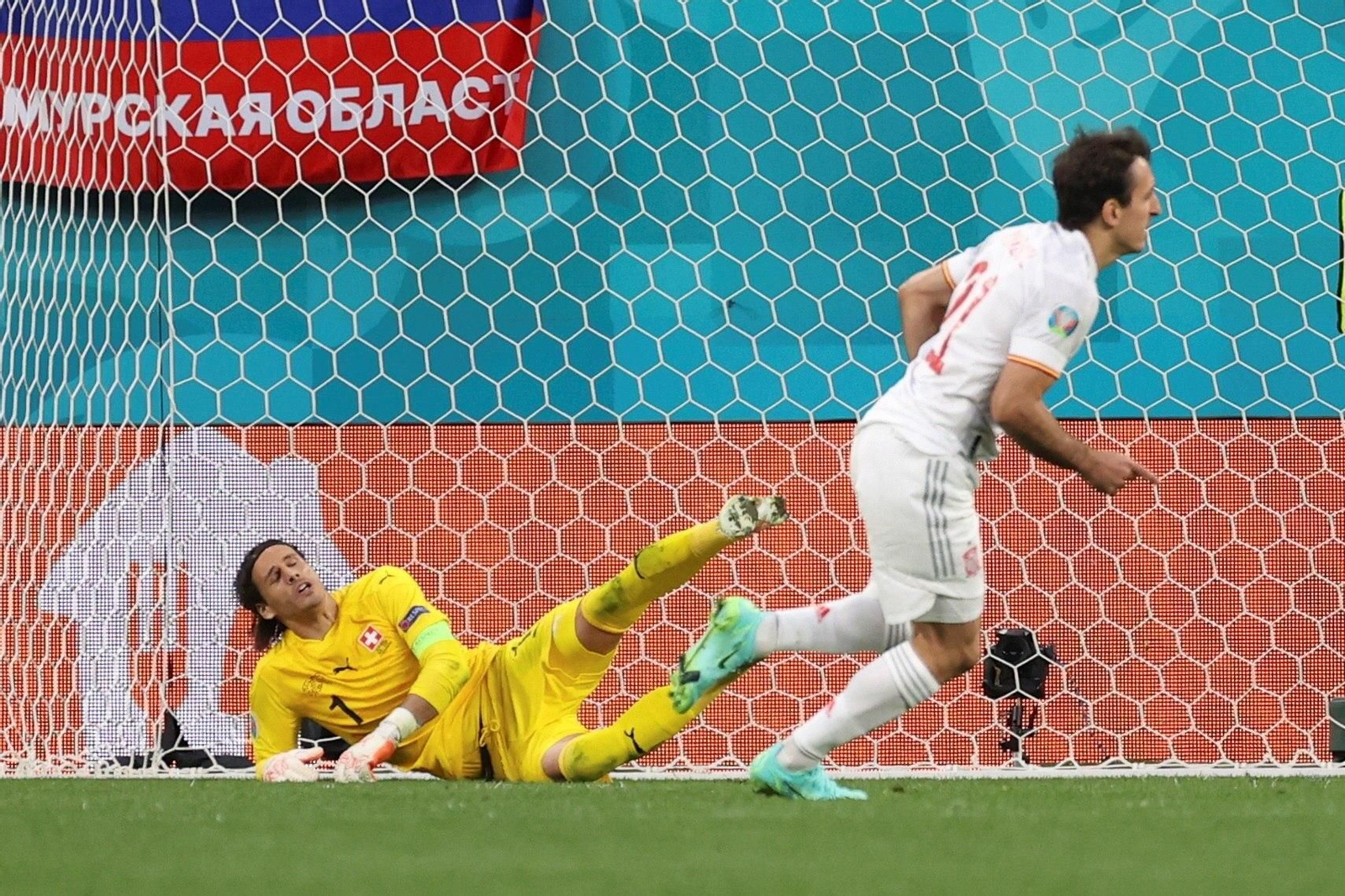 Mikel Oyarzábal bate a Yann Sommer en la tanda de penaltis de los cuartos de final de la Eurocopa 2020 entre España y Suiza.