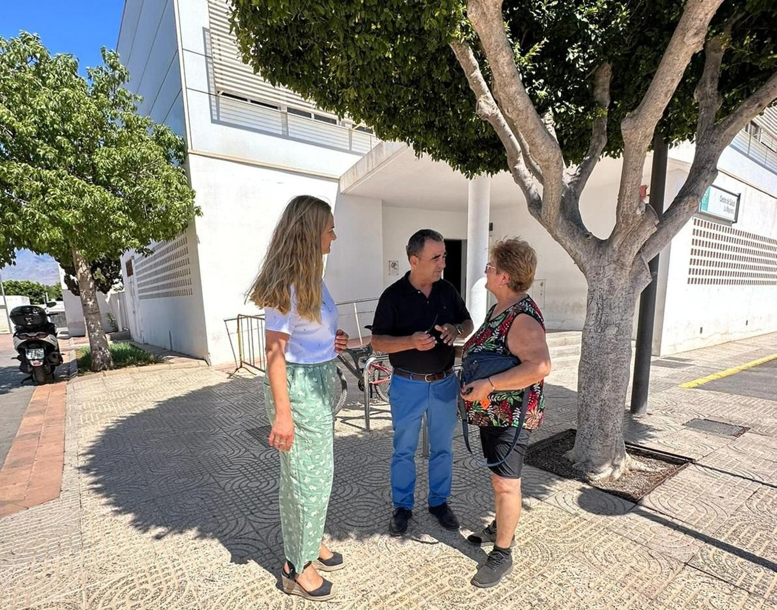 El alcalde habla con dos vecinas junto al centro de salud de La Mojonera.