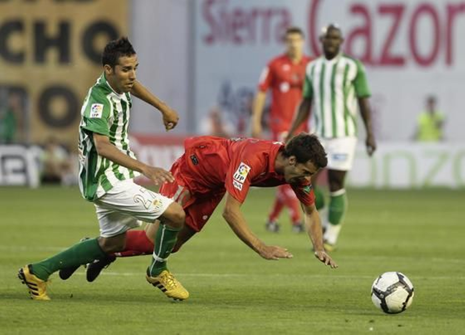 El Betis vuelve a meterse de lleno en la pelea por el ascenso tras ganar a la Real Sociedad. / Antonio Pizarro