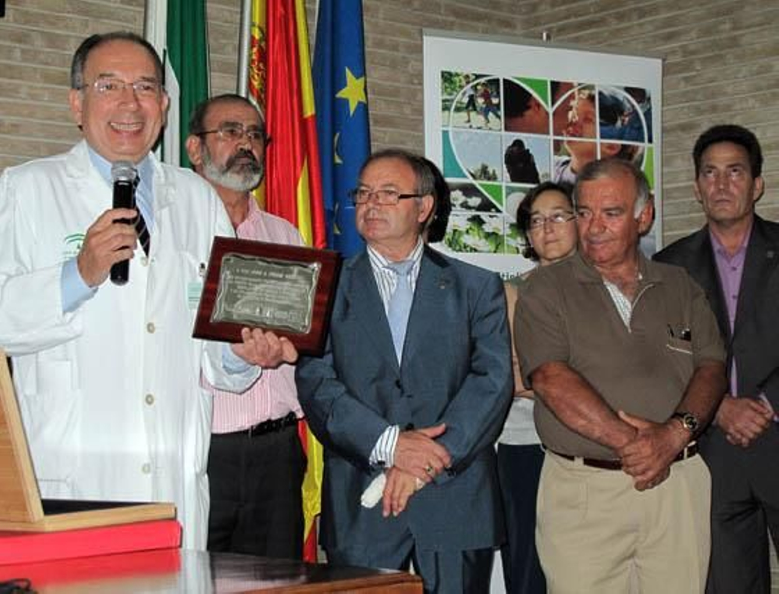 José Pérez Bernal, adjunto as la Coordinación de Trasplantes, recibe un premio de manos de los presidentes de las distintas asociaciones andaluzas de trasplantados. 

Foto: Victoria Ramírez