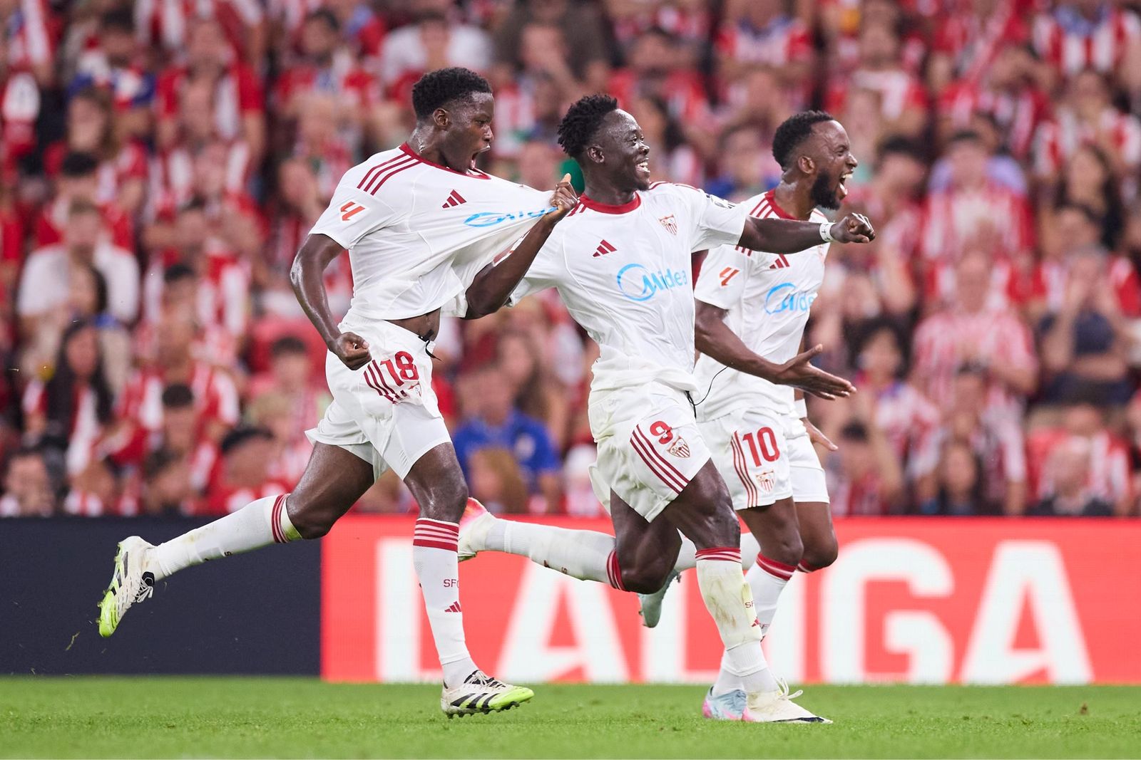 Agoumé, Akor Adams y Lukébakio, en San Mamés.