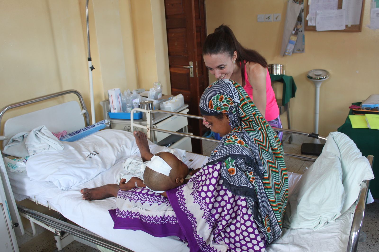 Una de las doctoras del Puerta del Mar atendiendo a una madre y a su hijo.
