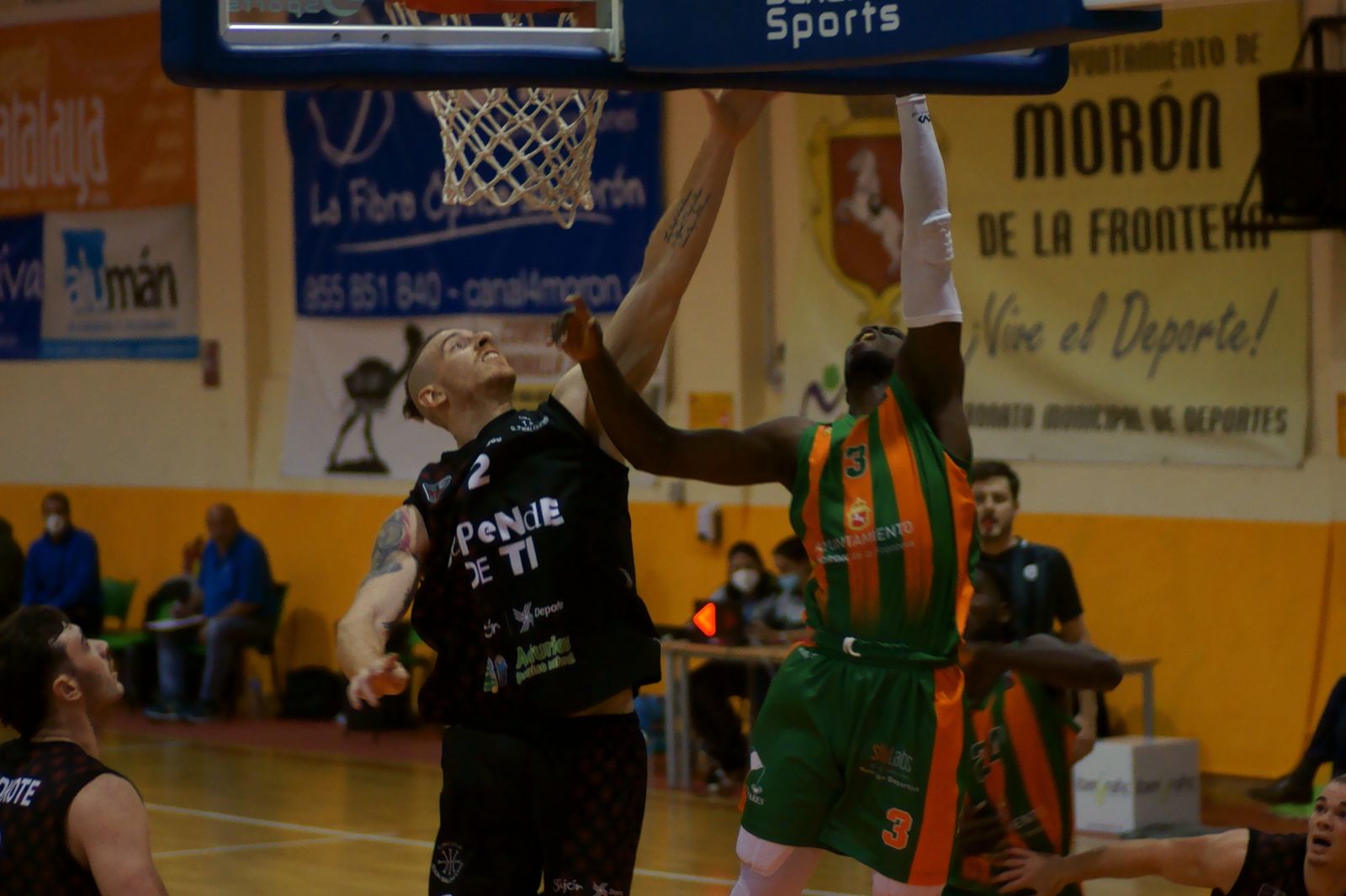 Tito Casero entra a canasta en el último partido contra el Círculo Gijón.