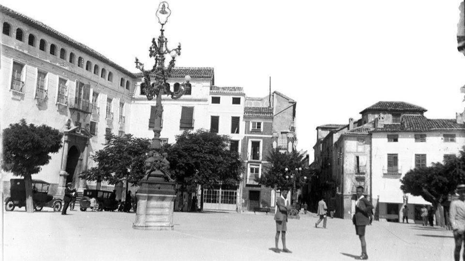 Antiguo aspecto de la plaza de Santa María con una de las farolas de finales del siglo XIX.