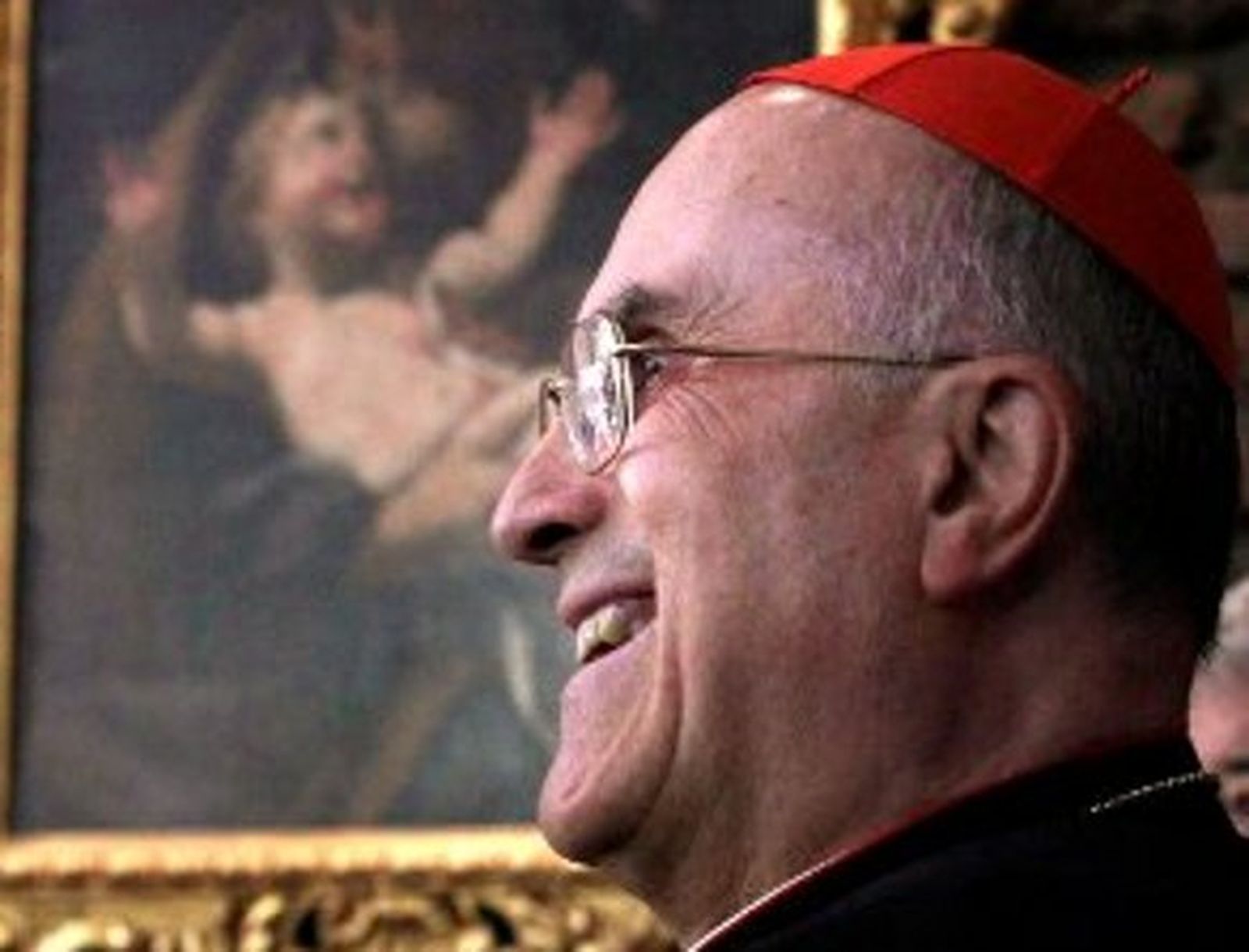 Bertone cree que la pedofilia está vinculada con la homosexualidad y no con el celibato