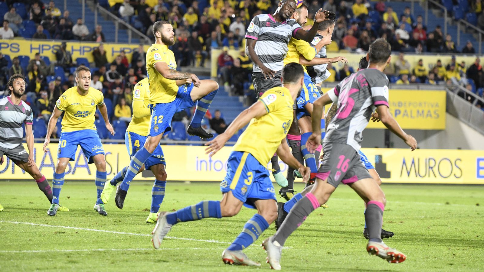 El delantero del Granada CF Adrián Ramos pelea un balón aéreo con el jugador de Las Palmas Deivid.