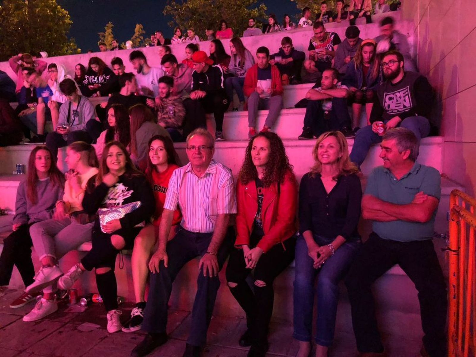 El alcalde entre el público.