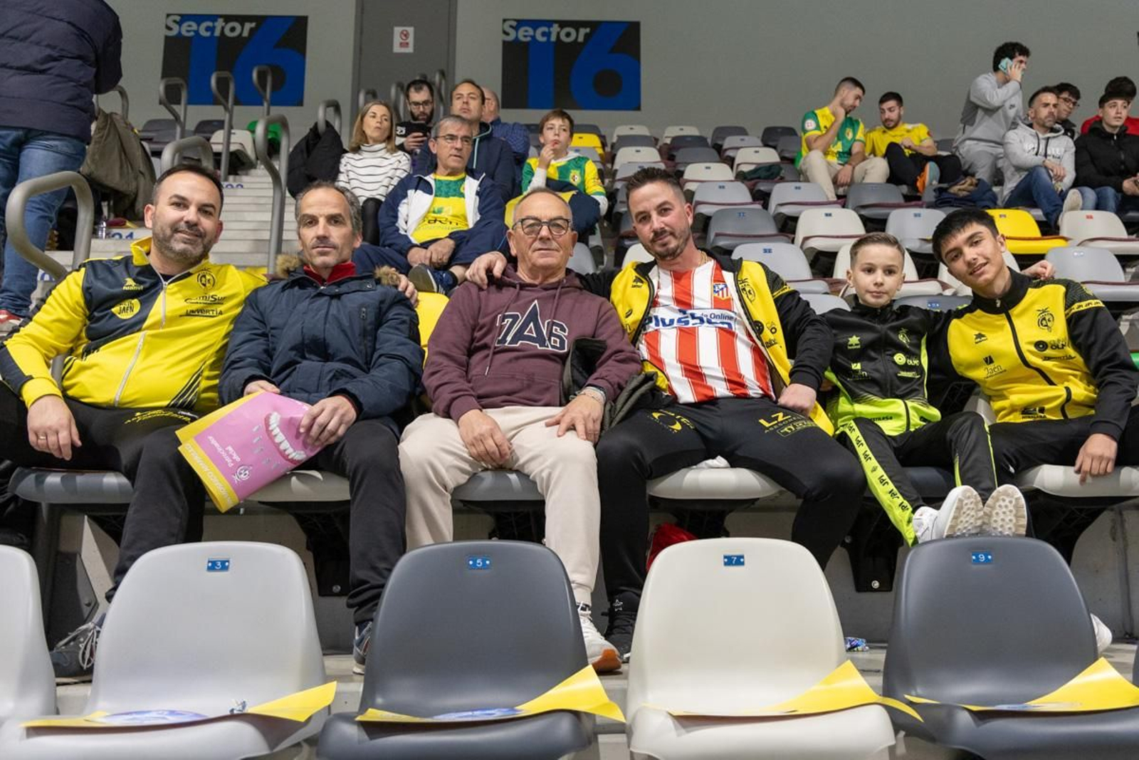 La fiesta amarilla en la goleada del Jaén FS al Barça, en imágenes