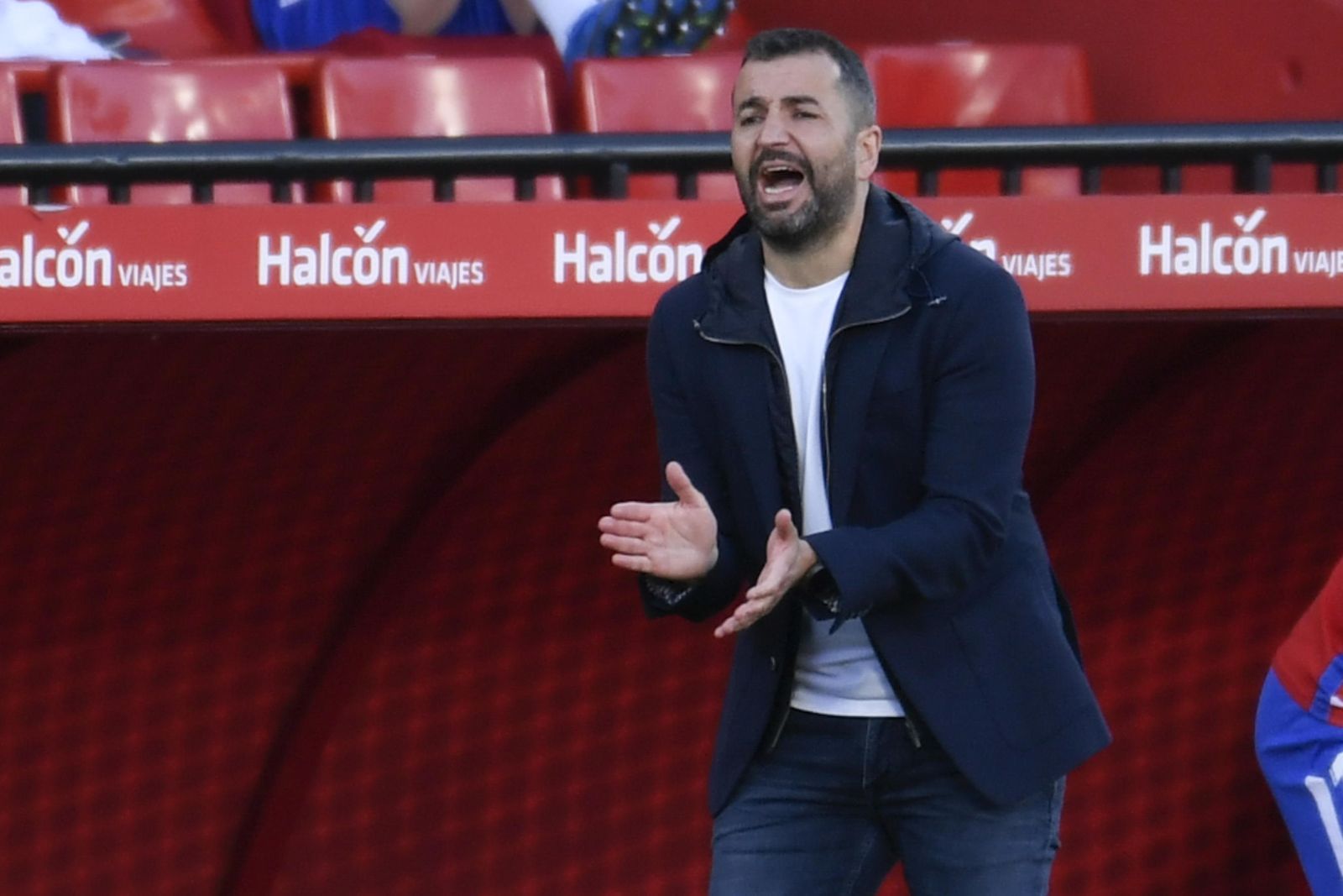 Diego Martínez anima a sus jugares durante un partido.