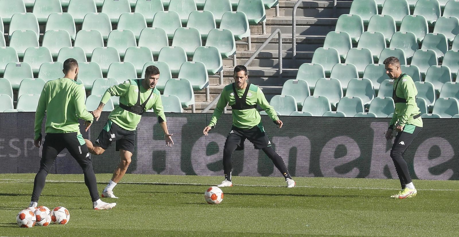 Borja Iglesias, Aitor Ruibal, Juanmi y Joaquín, en un rondo del entrenamiento.