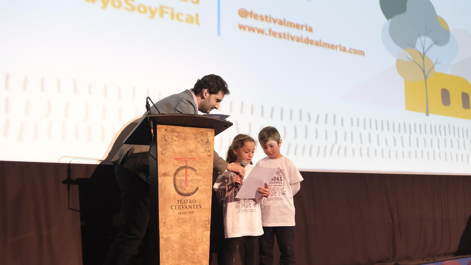 Imágenes de la gala 'Miradas Adolescentes' de FICAL 2025
