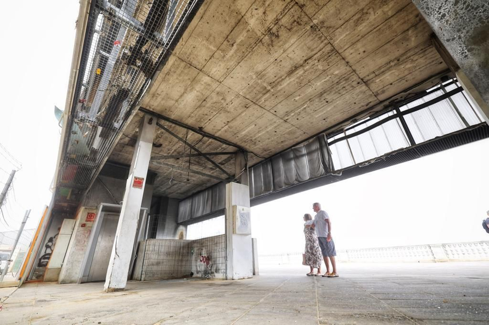 Imágenes del abandono de la pérgola del parque Genovés de Cádiz