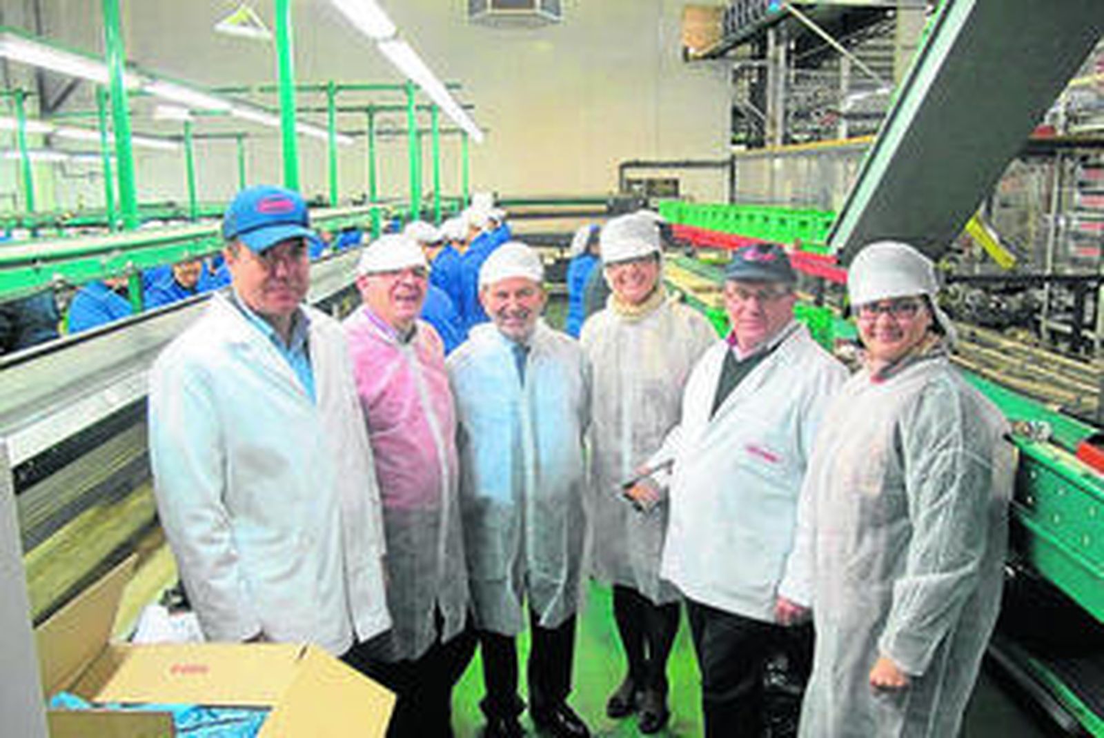 González Marín con responsables de Vicasol en las instalaciones de la firma.