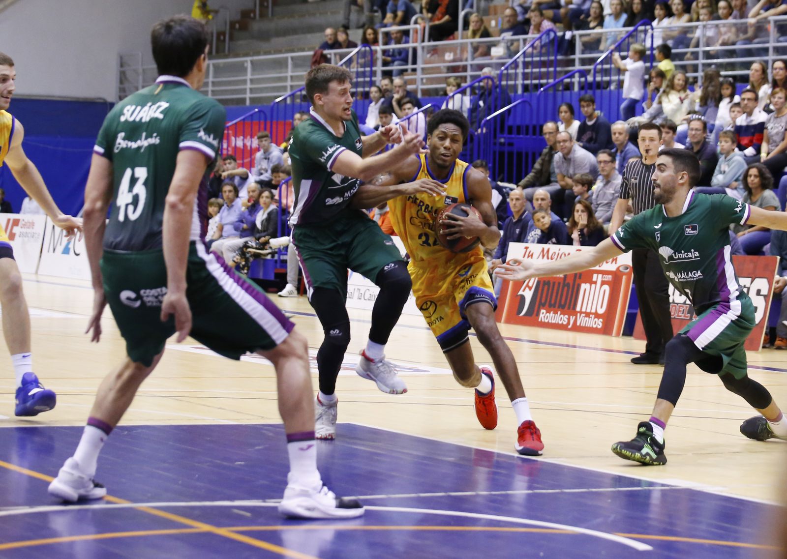 La primera victoria del Unicaja, en fotos