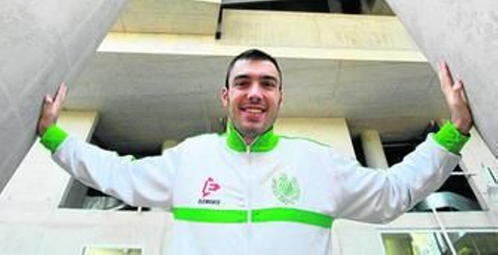 Pierre Oriola posa agarrado a dos columnas para una entrevista a un periódico oscense.