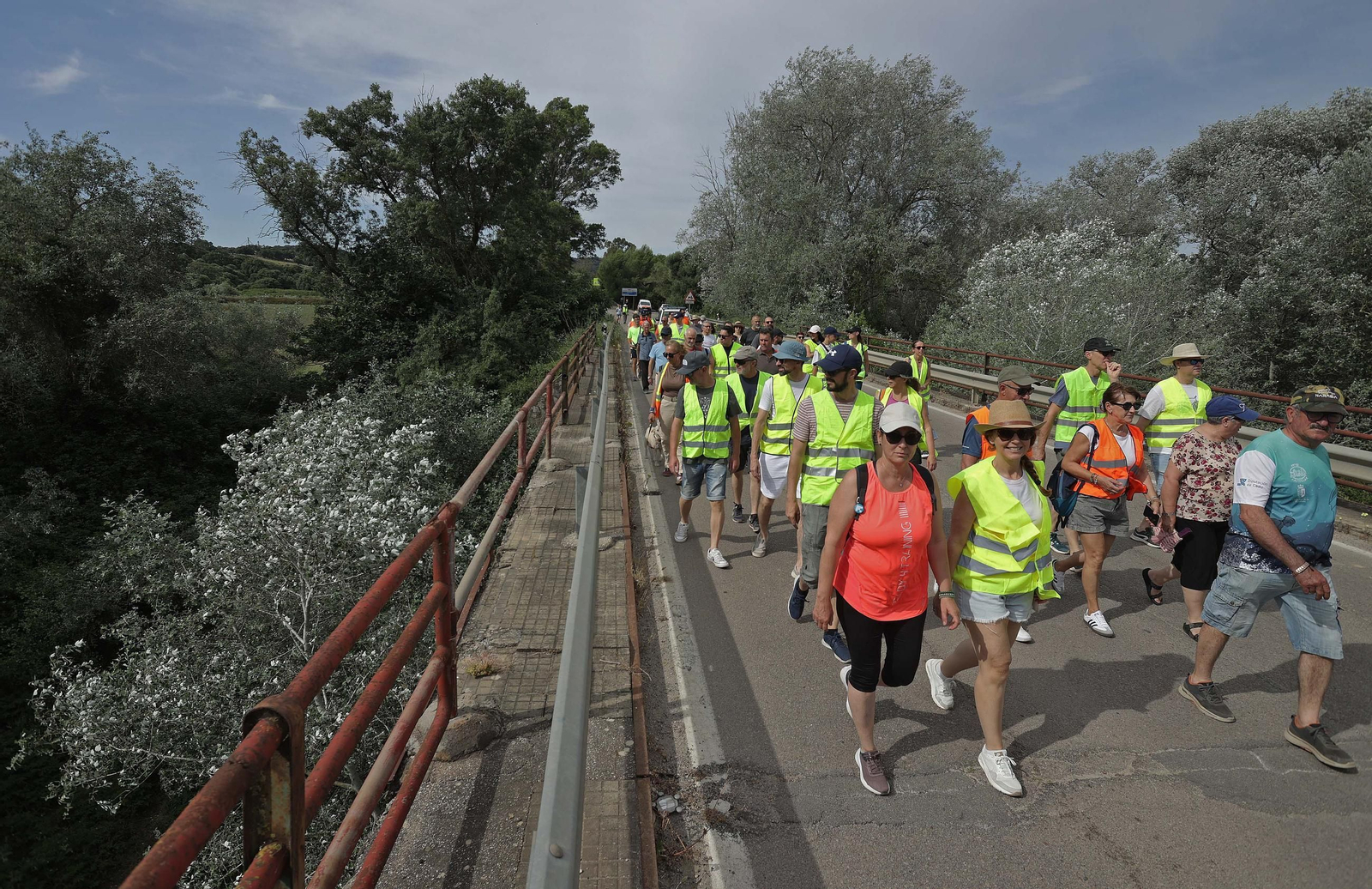Fotos de la concentración por el mal estado de la carretera A-405 en Jimena