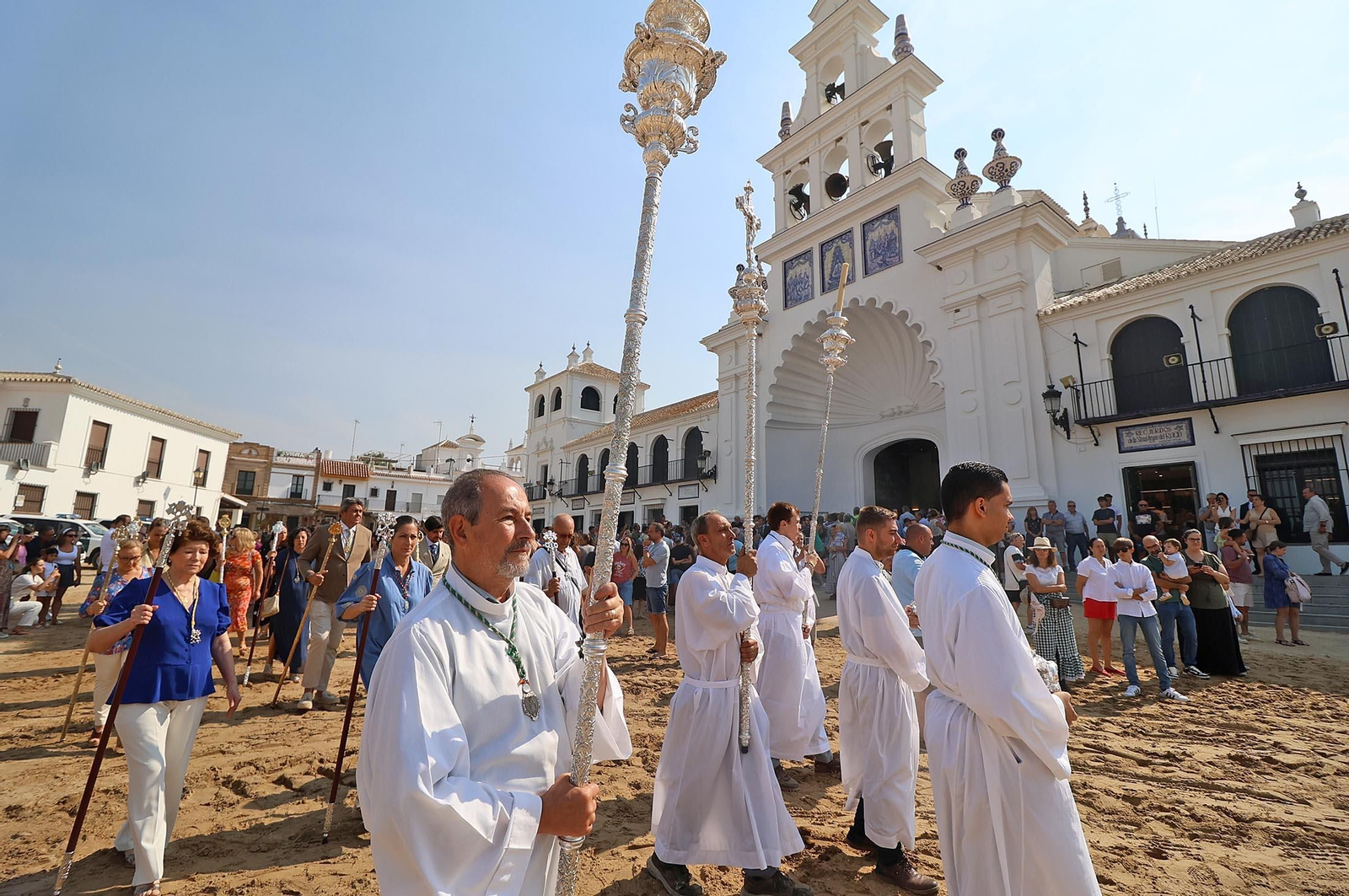 Rocío Chico 2025: Solemne Función Votiva y Procesión Eucarística, con el Santísimo bajo palio por el entorno del Santuario