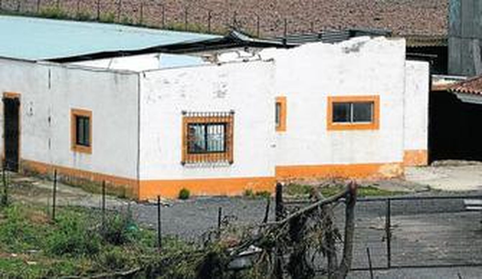 El tornado arrancó varios tejados, como el de esta vivienda, emplazada en uno de los diseminados cercanos a Costa Ballena, en Chipiona.