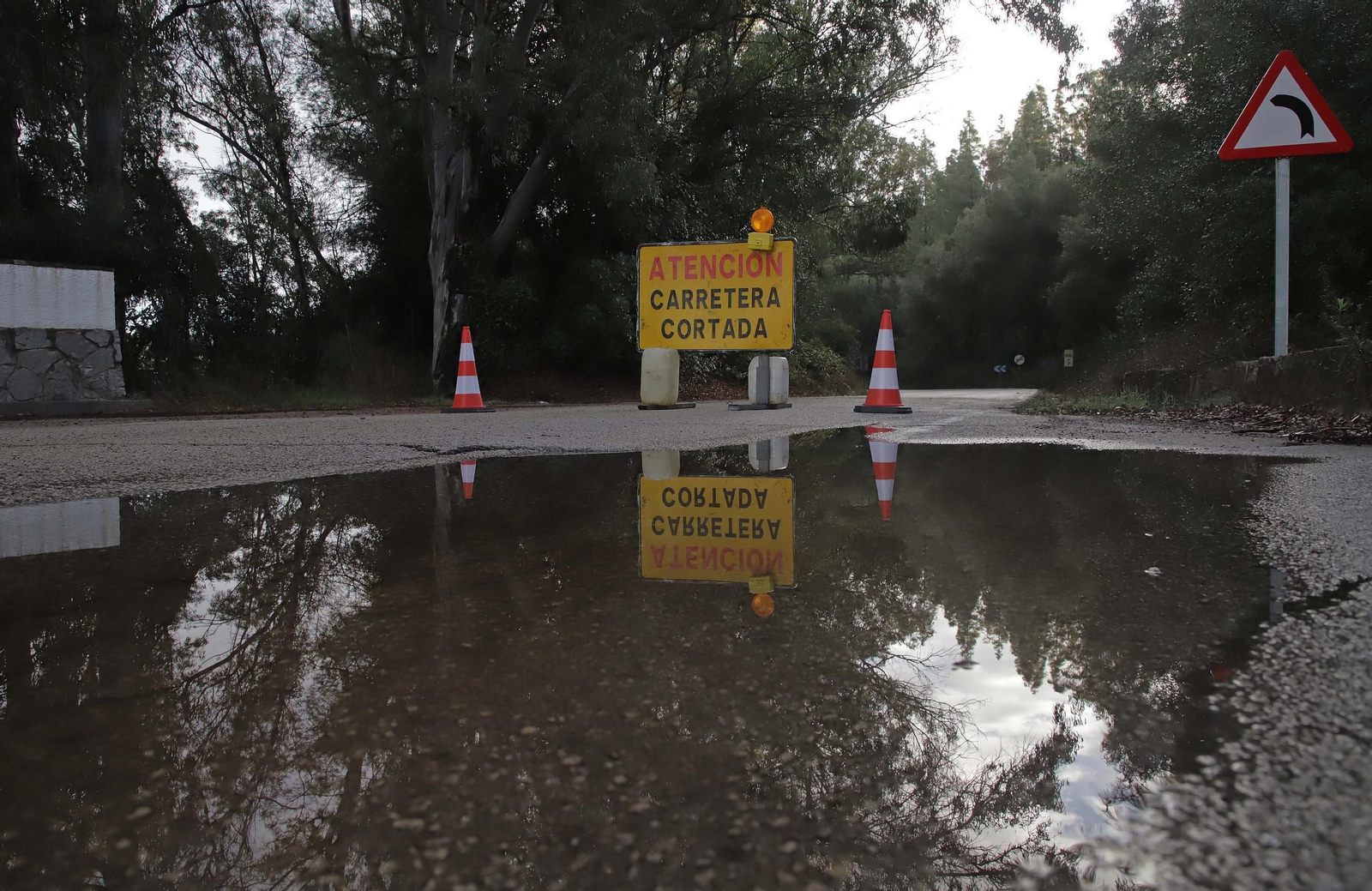 Fotos de las labores de limpieza y retirada de barro en la carretera CA-9203, que une Pinar del Rey con la Estación de San Roque