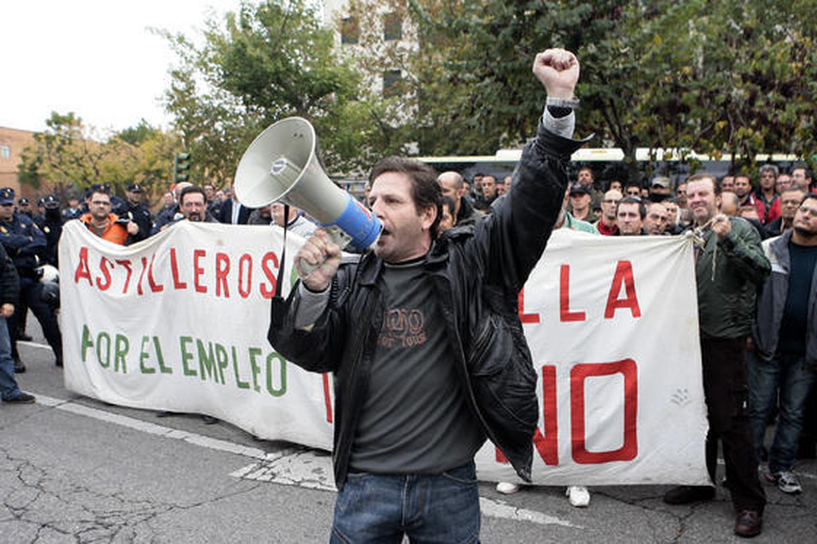 Ex trabajadores de Delphi y de los Astilleros sevillanos se manifiestan en el Parlamento andaluz. /Juan Carlos Muñoz