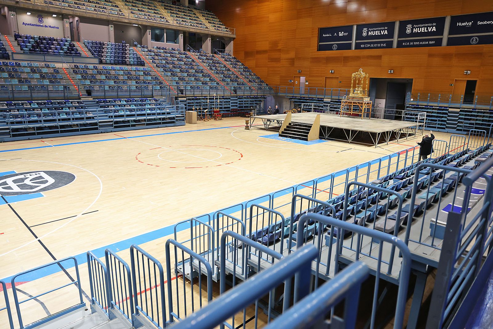 Las fotografías de los preparativos en el Carolina Marín para la Misa funeral por las víctimas de Adamuz