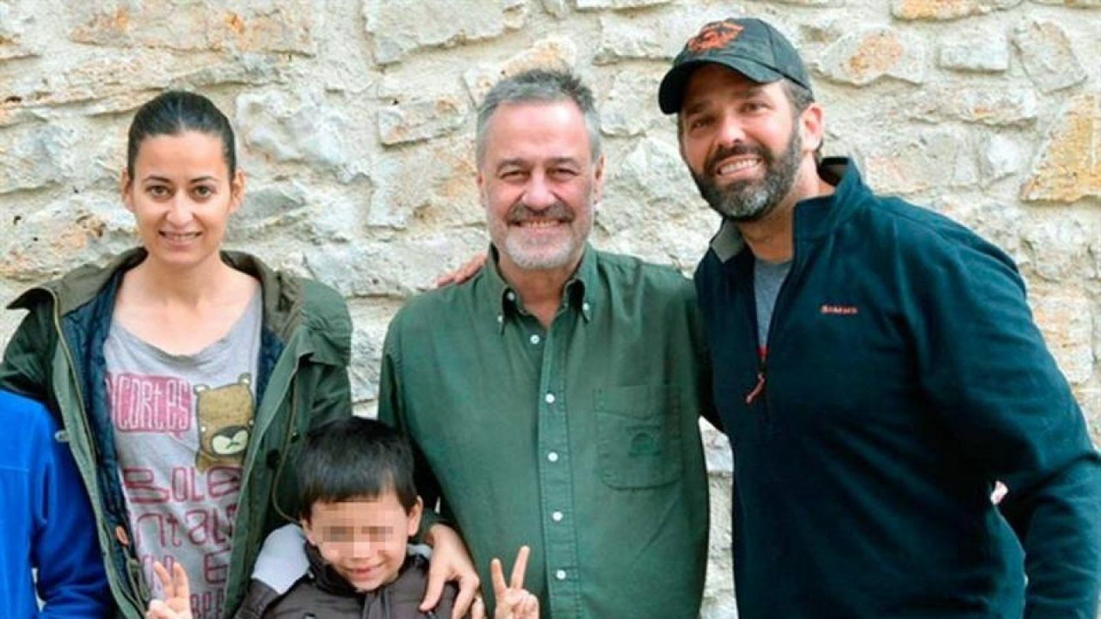 Los propietarios de la casa rural en la que se alojaron con el hijo y el nieto del presidente de Estados Unidos.