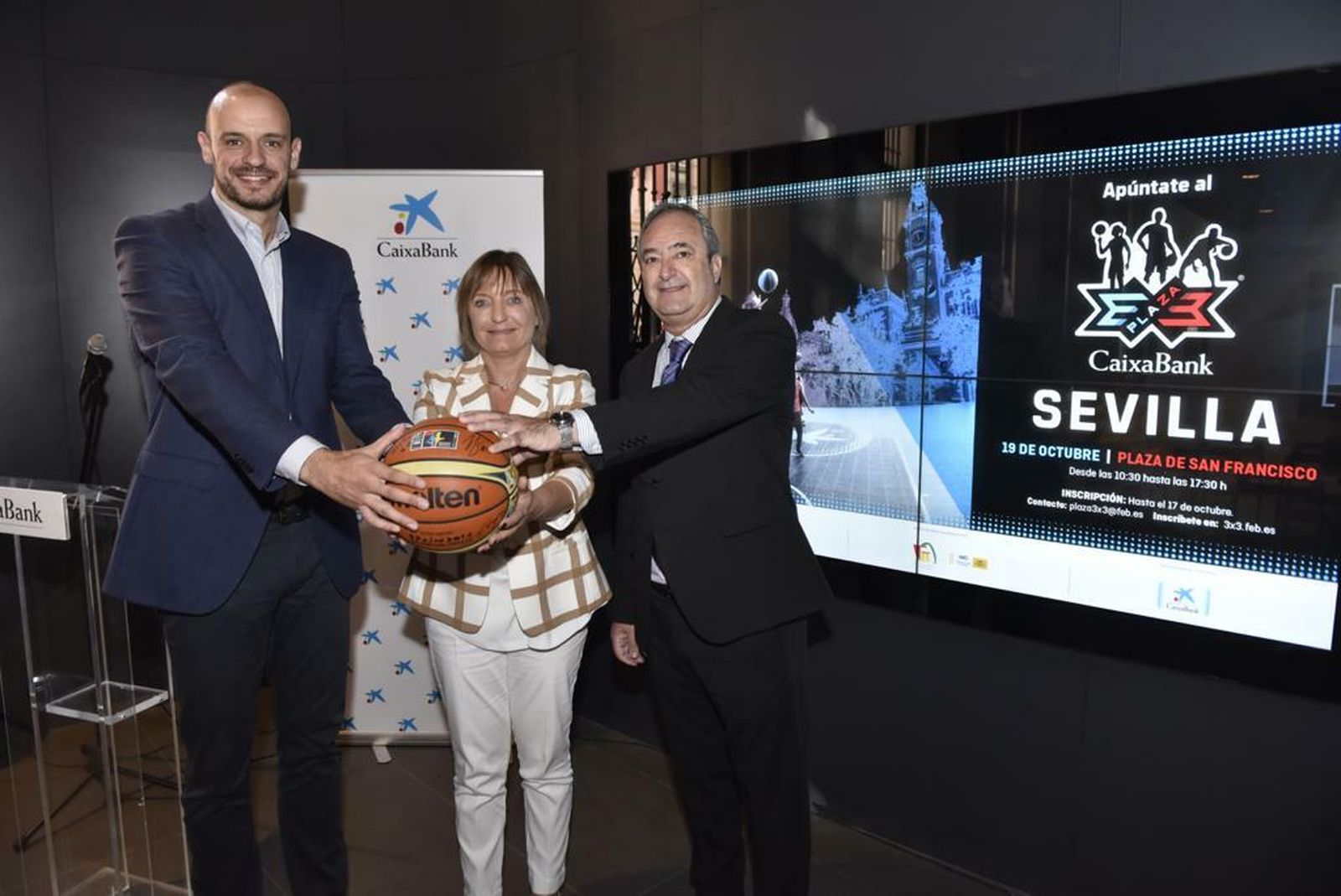 Carlos Jiménez, embajador de la FEB, María Jesús Catalá, directora territorial de CaixaBank en Andalucía occidental, y Antonio de Torres, presidente de la Federación Andaluza de Baloncesto.