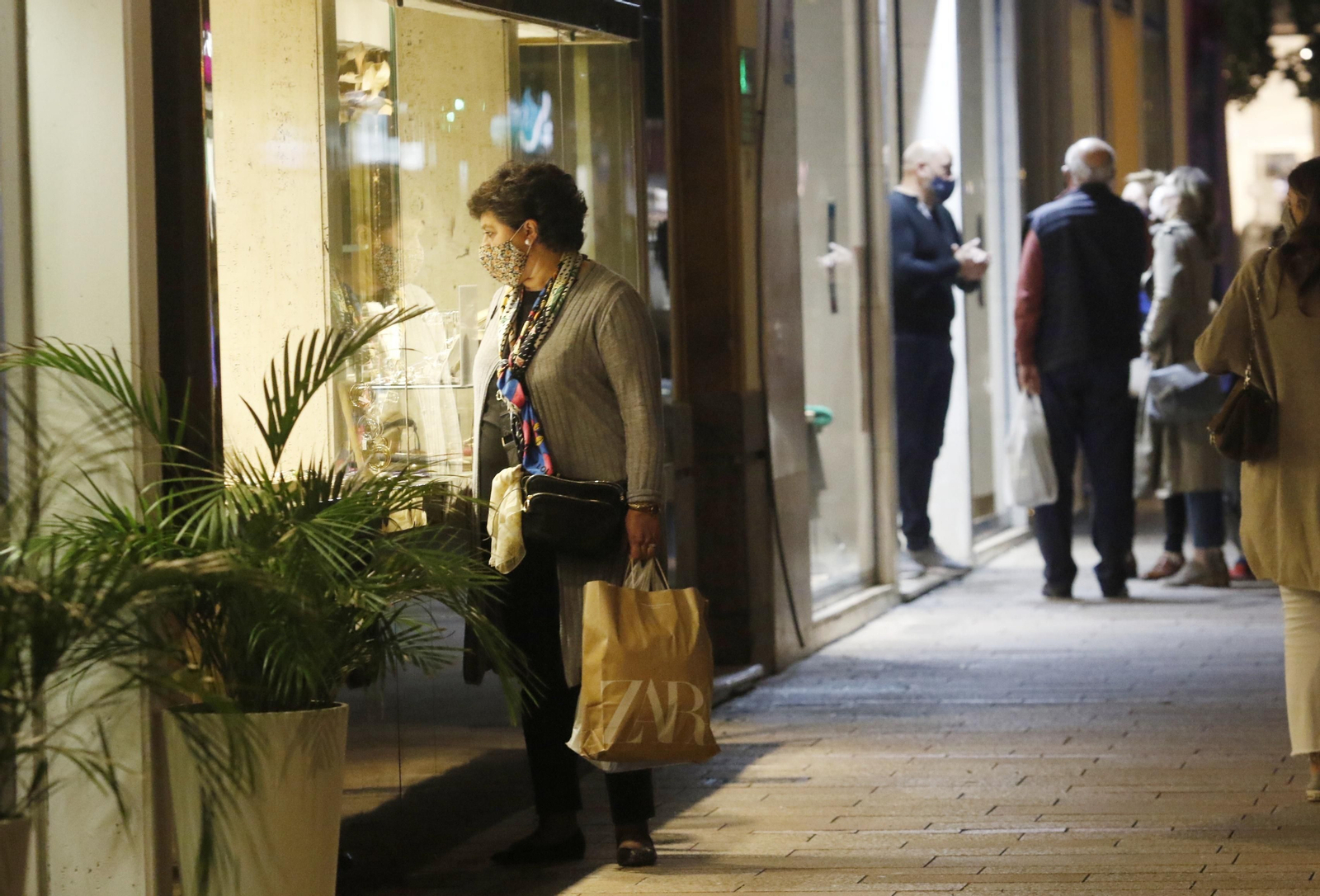 Coronavirus en Córdoba: Las fotografías de la última tarde de compras en el centro de Córdoba