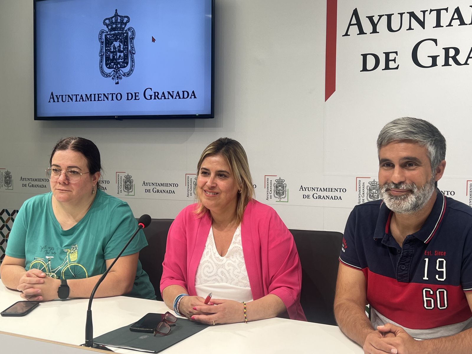 La concejal del PSOE Nuria Gutiérrez, en el centro, ha presentado este jueves las alegaciones.