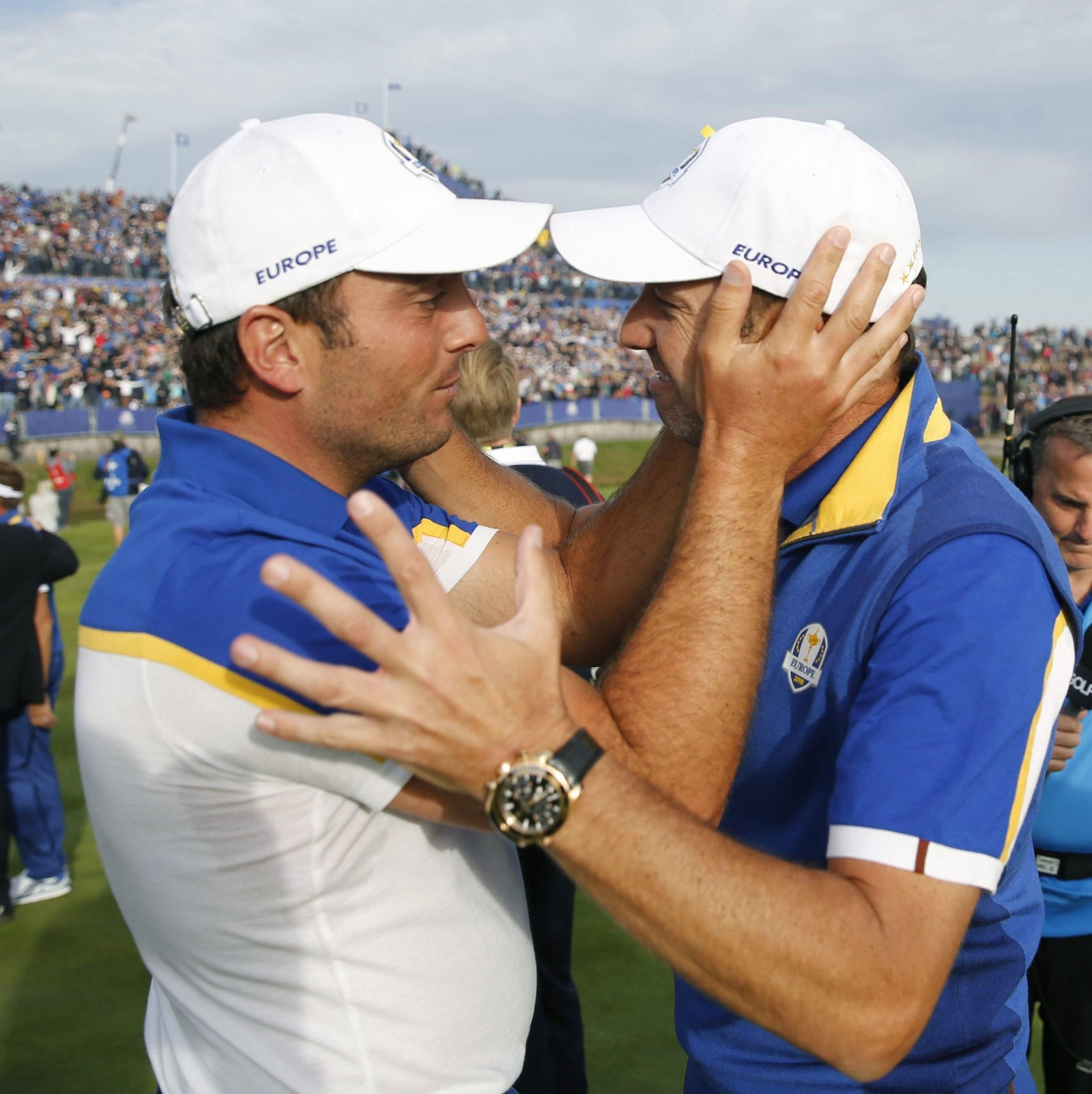 Sergio García felicita al italiano Molinari tras lograr el punto decisivo para dar el título al equipo europeo.