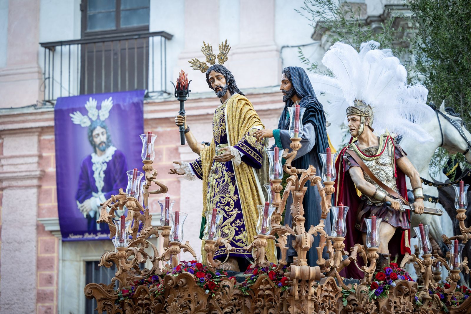 El paso del Prendimiento a la salida de El Carmen.