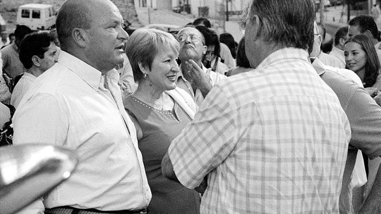 Encarna Gallego, junto a Patricio González y José Ortega (de espaldas), en la campaña del PA a la elecciones municipales de 2003 en Algeciras.