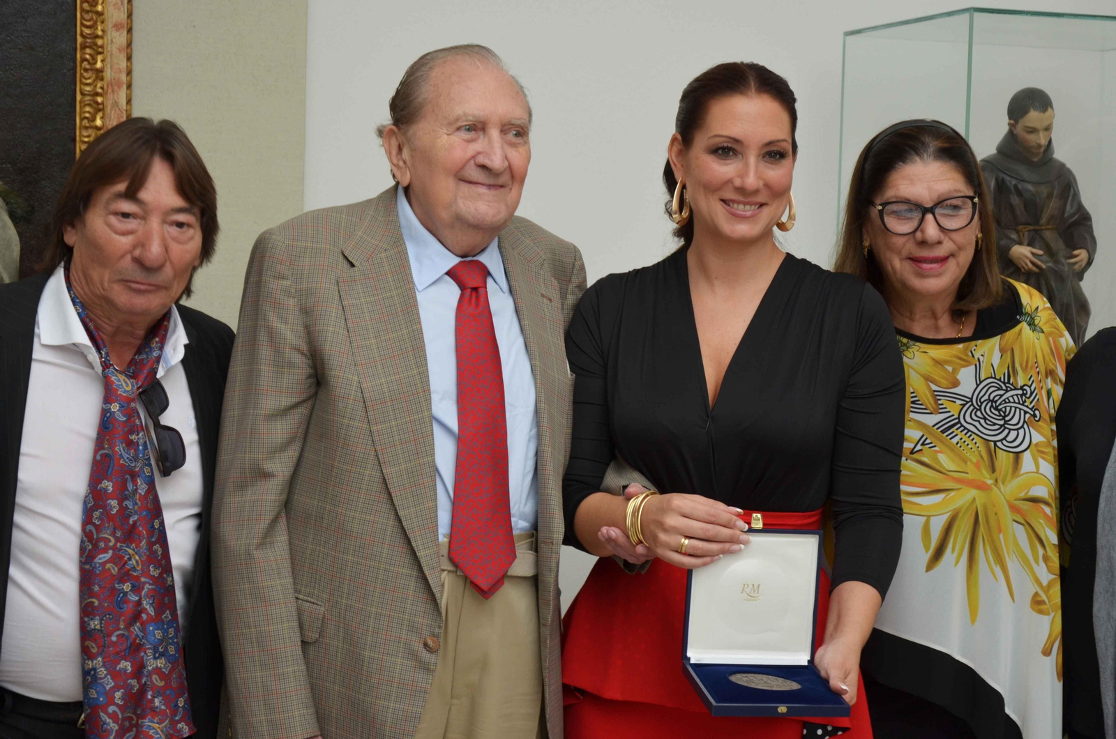 Marina Heredia posa junto a sus familiares y al presidente del Patronato, Miguel Rodríguez-Acosta Carlström.