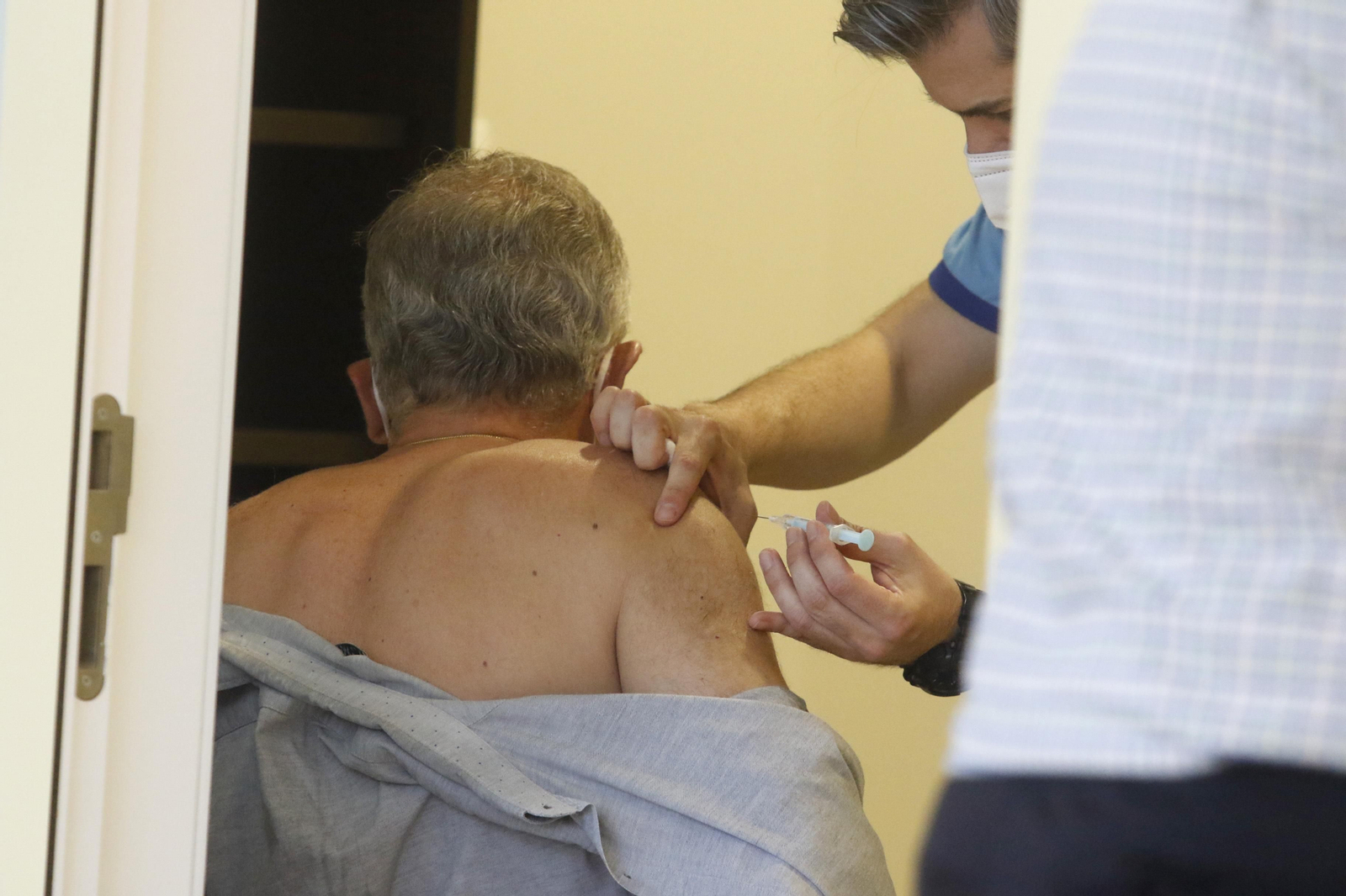 La ilusión de los primeros vacunados con Janssen en Córdoba para combatir el coronavirus, en imágenes