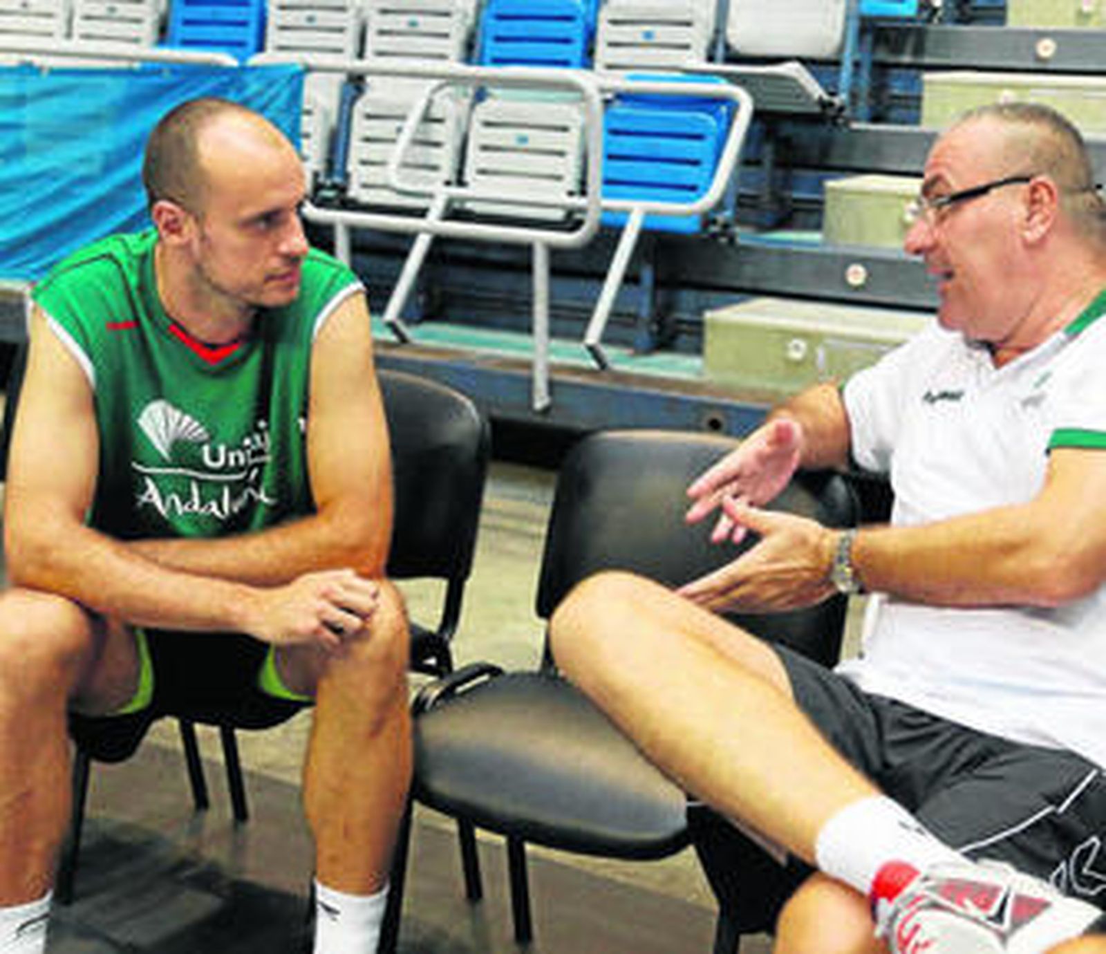 Carlos Jiménez charla con Repesa, la pasada semana, durante un entrenamiento del Unicaja.