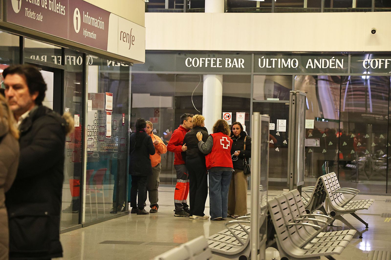 Las Fotografías del dispositivo de urgencia en la estación de Huelva para los afectados por el tren accidentado