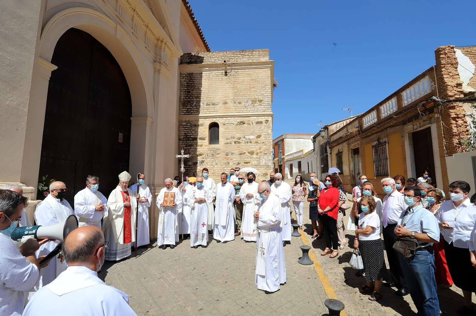 Un momento del acto celebrado a las puertas de la parroquia mayor de San Pedro.