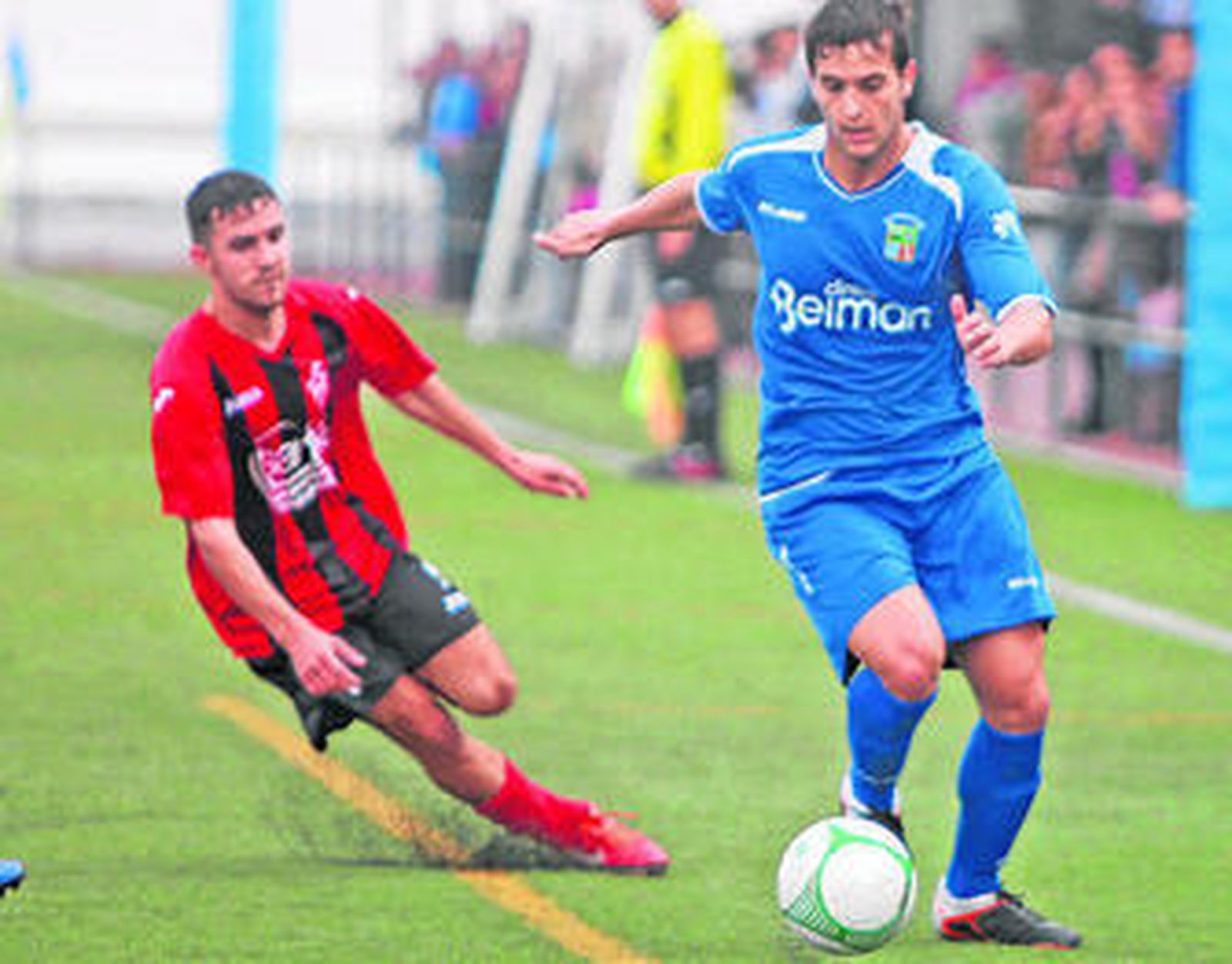 El industrialista Pablo persigue a David, que se lleva el balón.