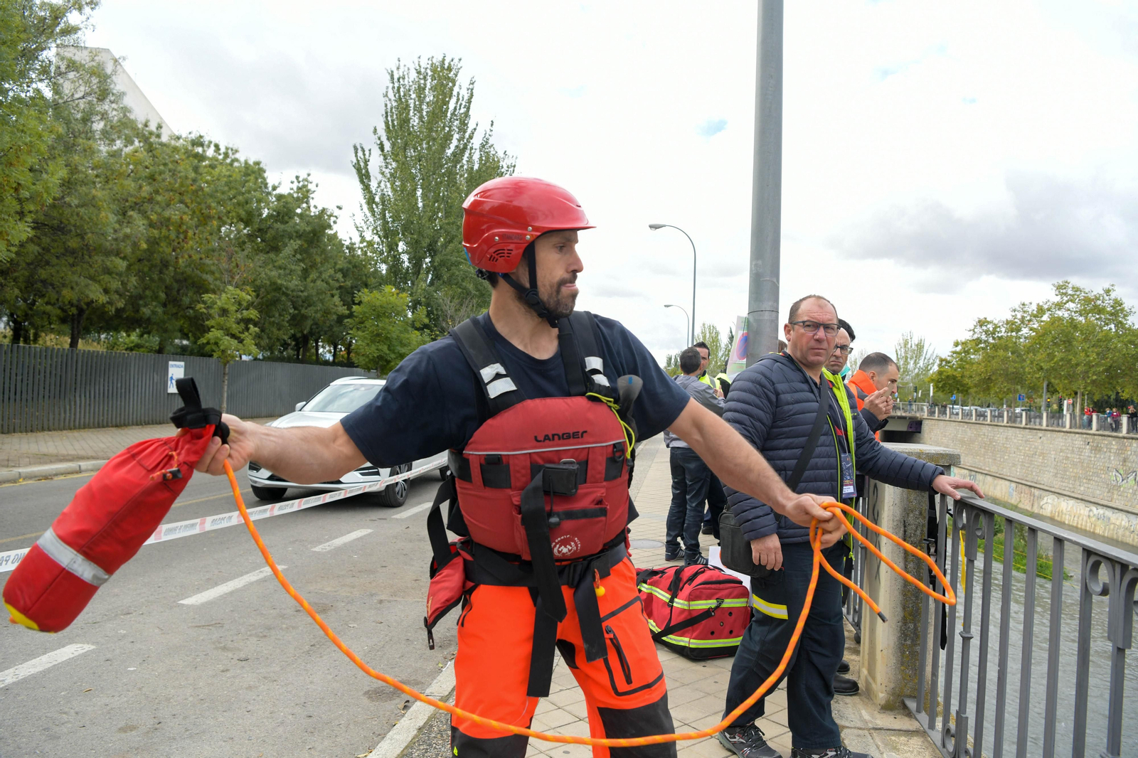 Fotos: Las mejores imágenes del simulacro de rescate de un coche accidentado en el río Genil de Granada